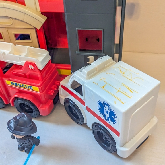 Kid Connection Fire Station, Vehicles and Accessories - Picture 6 of 10